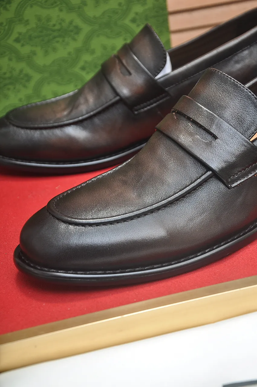 Men's shoes 💰580💶 Brand: GUCCI (Gucci) Standard code: Men's code 38/44 (45 can be customized) Grade: Same as the official website Original quality Material: Original cowhide Water-dyed cowhide lining Original rubber outsole Style category: Men's fashionable casual leather shoes Distinguished big-name luxury elements Top luxury Color: Actual picture